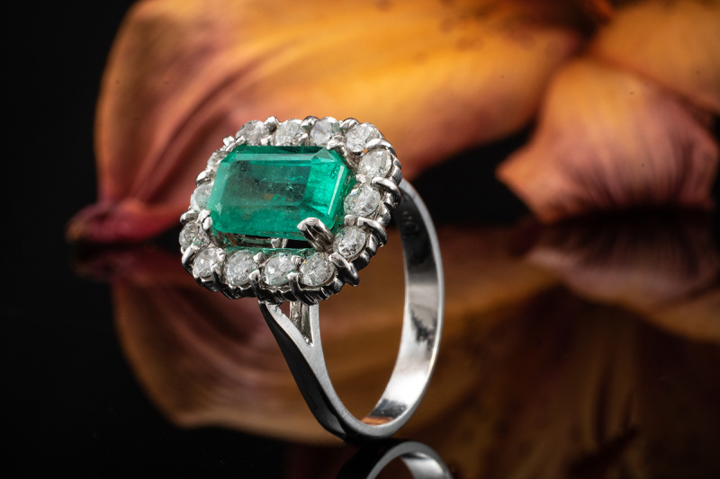 Smaragd Ring Emerald Cut Klassisch mit Diamanten rundum in Weißgold 750 