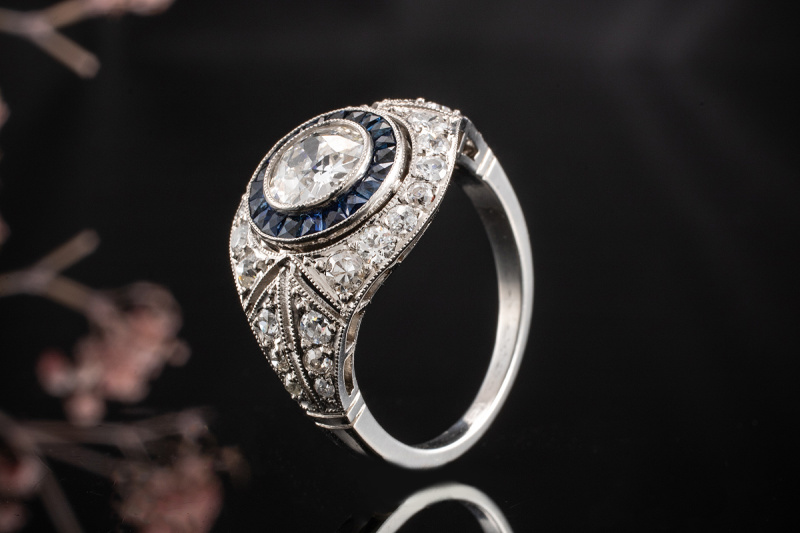 Art Deco Ring mit Diamanten und Saphir Kranz Platin Goldschmiedearbeit 