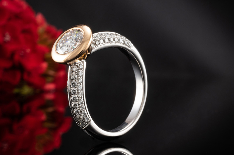 Buchwald Solitär Ring mit seitlichem Besatz Diamanten Rosegold Weißgold 