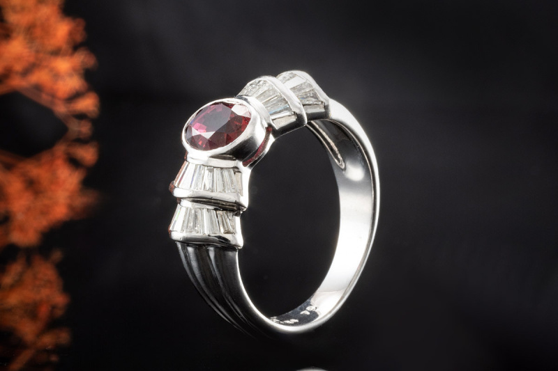 Rubin Ring Ovalschliff facettiert farbintensiv mit Diamanten in Weißgold 