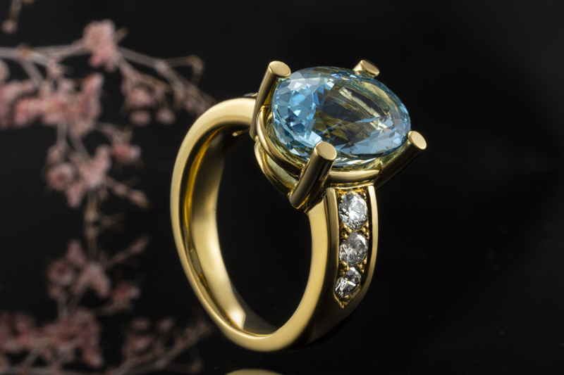 Ring mit Aquamarin Oval in Gelbgold 750 Goldschmiedearbeit mit Diamanten 