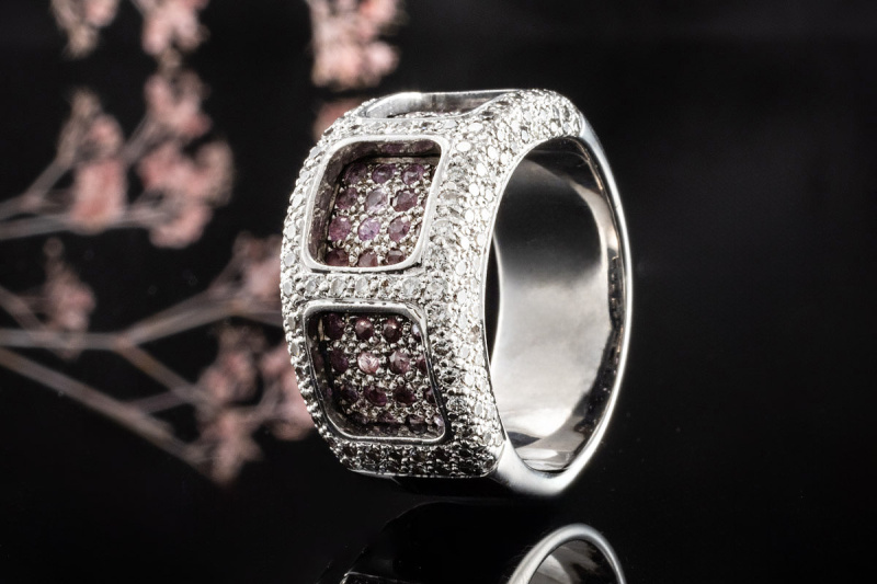 Ring mit Diamanten und Pink Saphir auf 2 Ebenen Massiv in Weißgold 750 