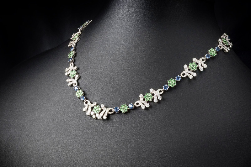 Feines Haute Couture Collier Saphire Tsavorite Diamanten in Weißgold 750 