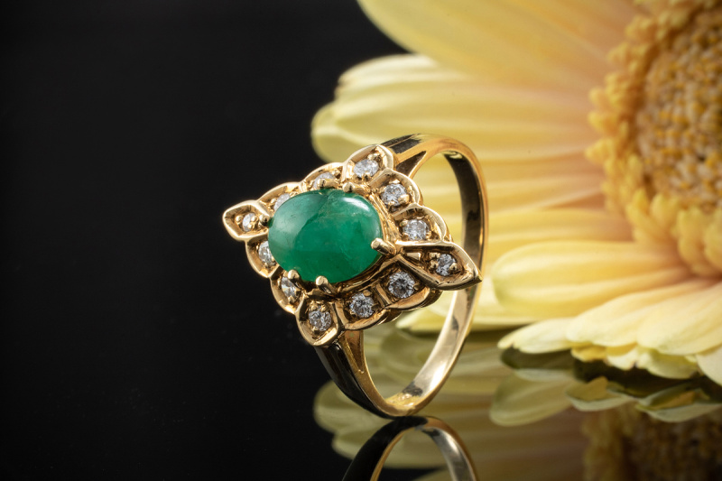 Kunstvoller Smaragd Ring Cabochon in 750er Gold mit feurigen Brillanten 