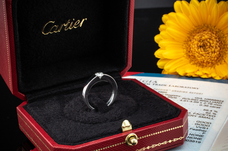 Cartier Solitär Ring mit 1 Diamant Brillant 0,36 Ct in Weißgold Gr. 49 