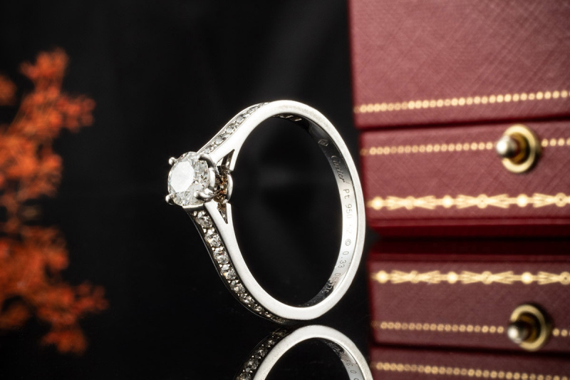 Cartier Solitär Ring 1895 0,33 Ct VS1 mit seitlichen Diamanten in Platin 