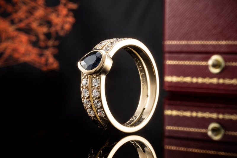 Cartier Paris Ring mit Saphir Tropfen und Diamanten in Gelbgold 750 OVP 