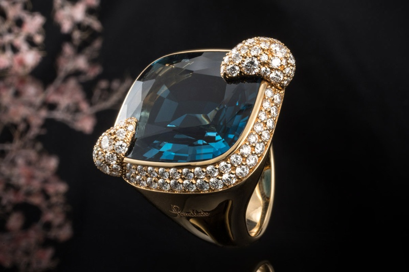 Pomellato Ring Ritratto Medium London Topas Blau Diamanten in 750er Gold 