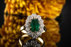 Ovaler Smaragd Ring Klassiker Brillanten rundum in Gelbgold mit Weißgold 