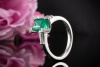 Buchwald Smaragd Ring mit Trapez Diamanten und Brillanten in Weißgold 