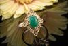 Kunstvoller Smaragd Ring Cabochon in 750er Gold mit feurigen Brillanten 