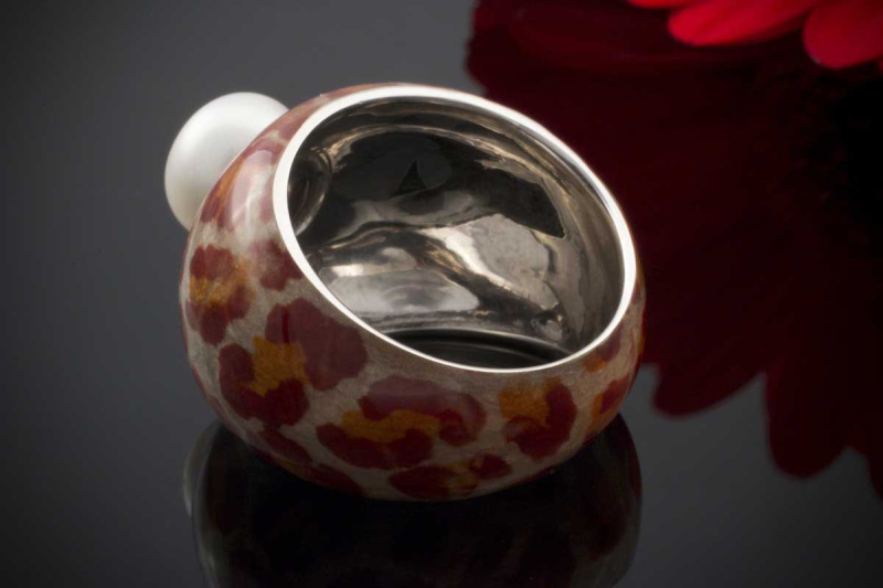Designer Weißgold Ring LEO PRINT EMAILLE mit Süßwasserzuchtperle in 585er Gold 