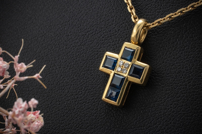 Van Cleef & Arpels Kreuz Anhänger in 750er Gold mit Saphiren und Brillanten 