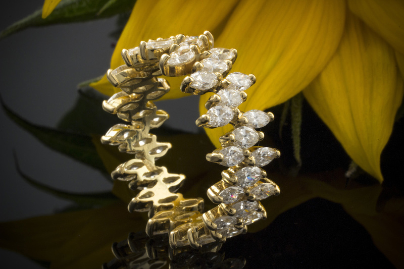 Faszinierender Ring mit Navette Diamanten rundum in 750er Gelbgold Größe 62 