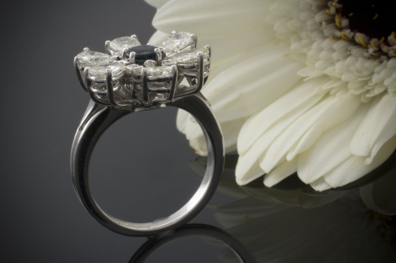 Art Deco Ring mit Saphir & Diamanten TROPFENSCHLIFF in 750er Weißgold 
