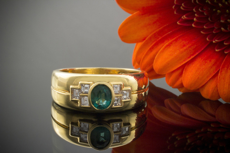 Smaragd Ring mit Carré Diamanten in 750er Gelbgold 