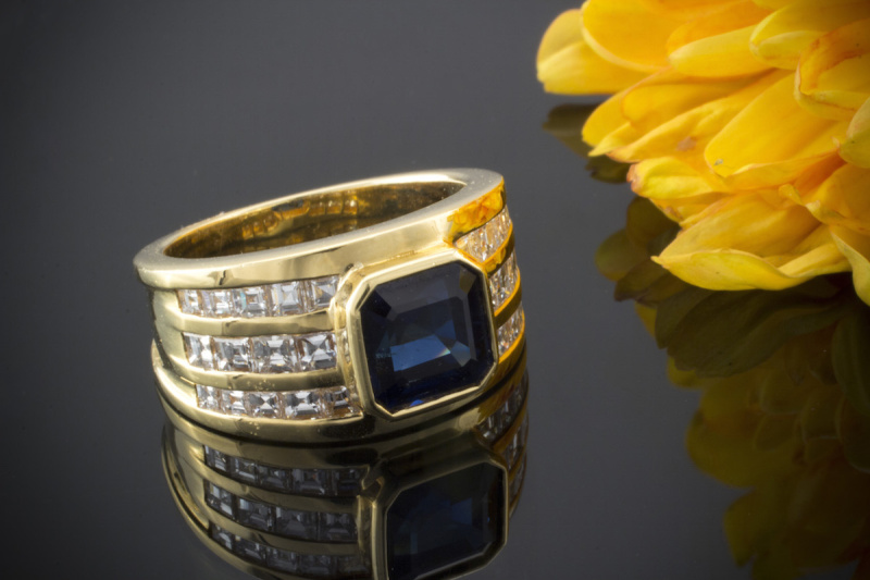 Unikat Beeindruckender Saphir Ring mit Carré Diamanten in 750er Gelbgold 