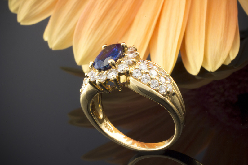 Luxuriöse Goldschmiedearbeit Saphir Ring mit feurigen Brillanten 750er Gold 