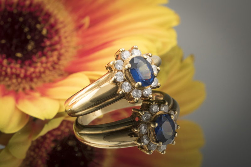 Saphir Ring Wunderschöne Farbe mit feurigen Brillanten rundum in 750er Gold 
