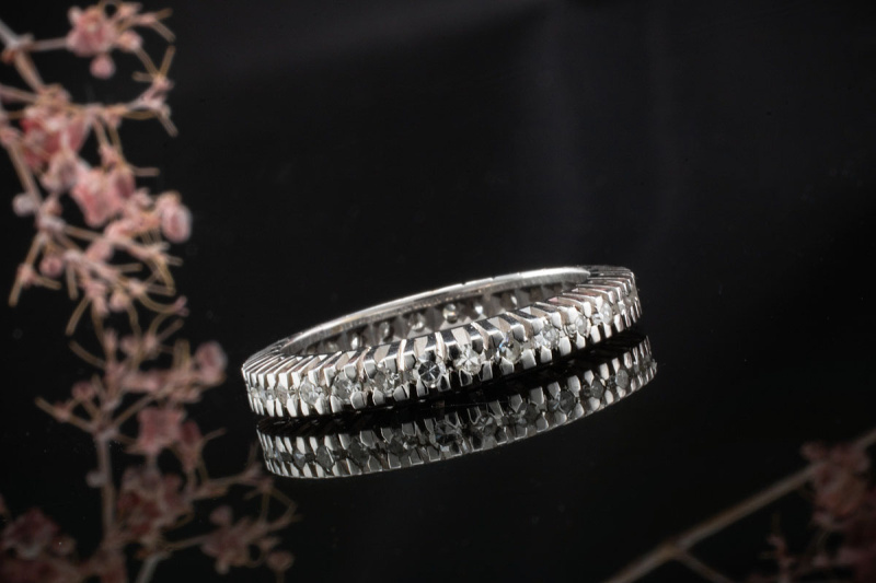 Memoire Ring mit 0,60 Carat Diamanten rundum in 750er Weißgold Größe 54 