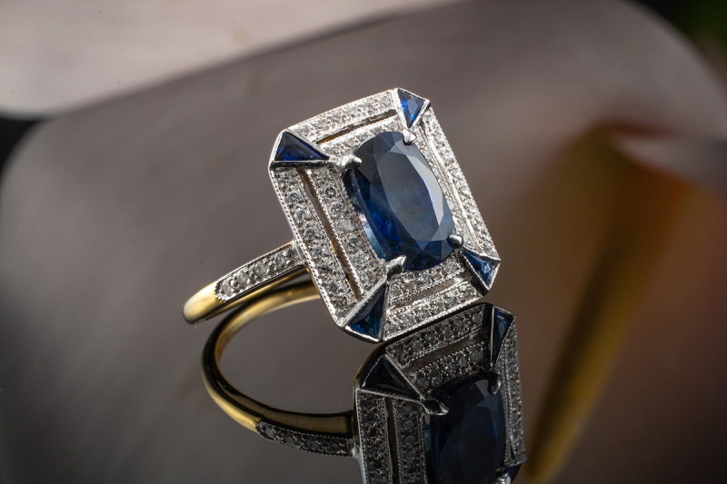 Eleganter Saphir Ring gestaltet mit Diamanten in 750er Gelbgold Weißgold 