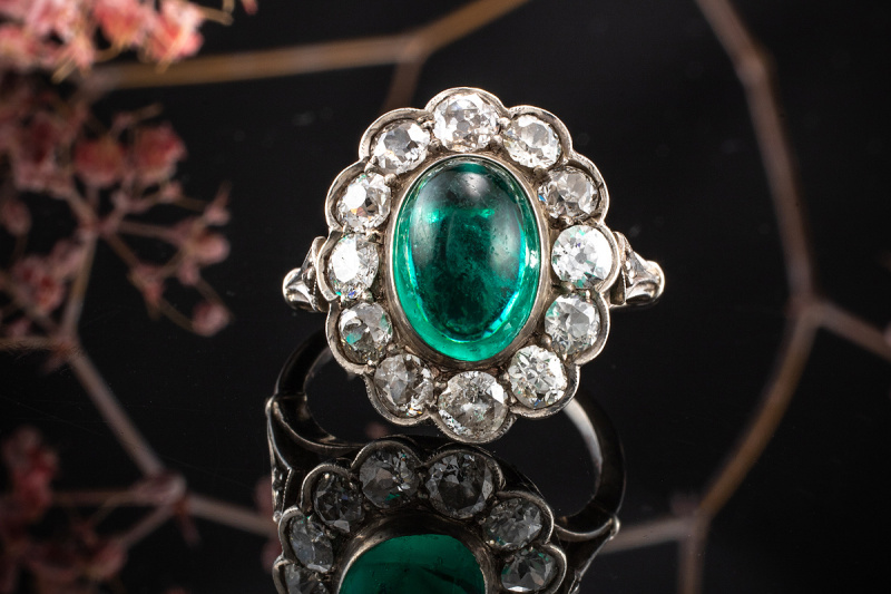 Antiker Ring Vintage Smaragd Cabochon und Altschliff Diamanten Weißgold 