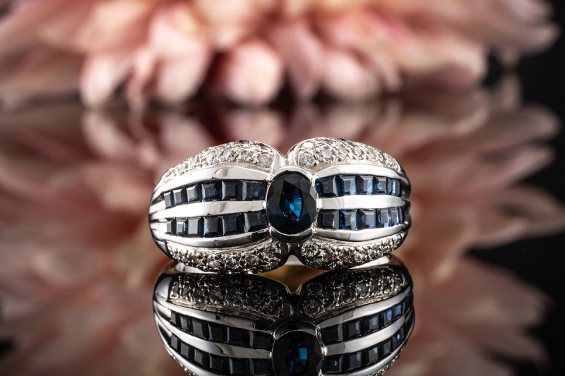 Elegantes Ring Design mit blauen Saphiren und Brillanten in Weißgold 750 