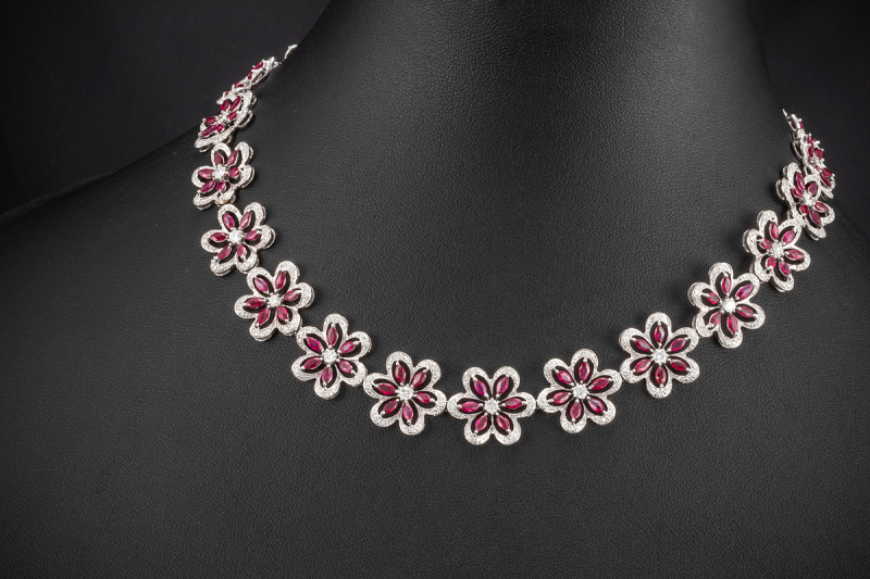 Blumen Collier Kette Rubine und Diamanten detailverliebt in Weißgold 750 