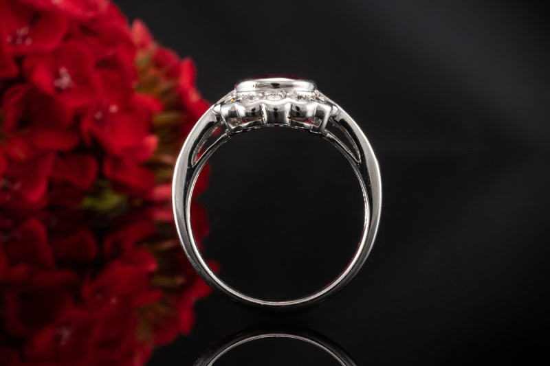 Klassischer Rubin Ring Oval mit Brillanten und Baguette Diamanten Platin 