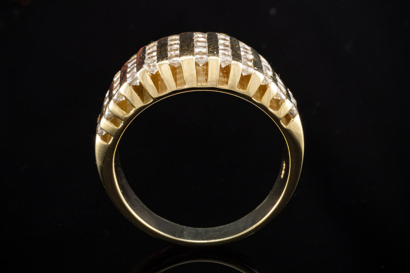 Gelbgold Ring Massive Goldschmiedearbeit mit Diamant Reihen in Gold 750 