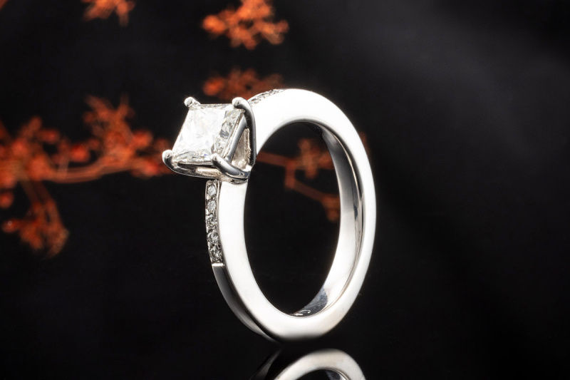 Solitär Ring 1 Carat Princess Cut Diamant Seitlicher Besatz Weißgold 750 