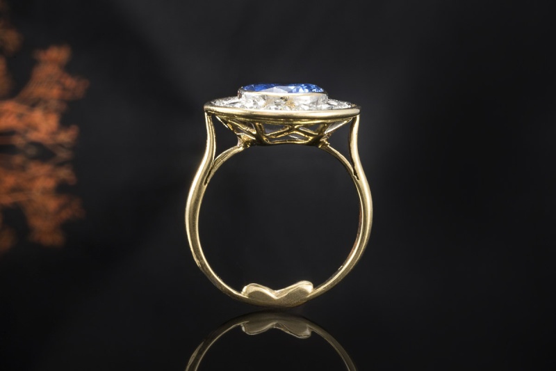 Vintage Saphir Ring Oval Royales Design mit Diamanten in 750er Gelbgold 