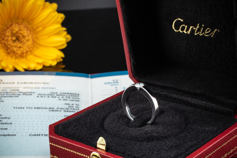 Cartier Solitär Ring mit 1 Diamant Brillant 0,36 Ct in Weißgold Gr. 49 