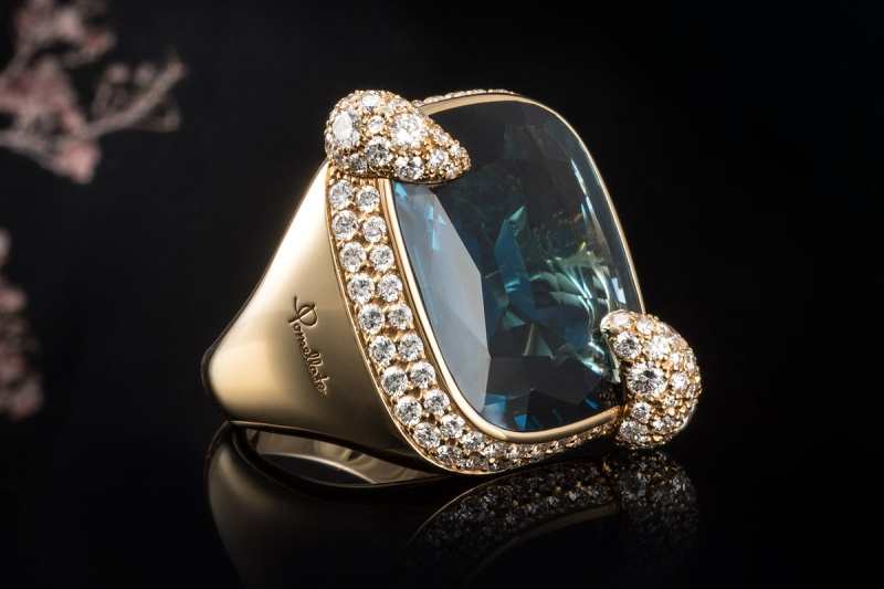 Pomellato Ring Ritratto Medium London Topas Blau Diamanten in 750er Gold 