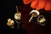 Klassische Ohrstecker Ohrringe mit Tansanit Tropfen in 750er Gelbgold 