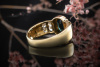 Kostbarer Saphir Ring in dunklem Blau und mit 8 Brillanten Gelbgold 750 