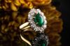 Ovaler Smaragd Ring Klassiker Brillanten rundum in Gelbgold mit Weißgold 
