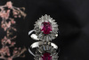 Ring mit Rubin Synthese Traum Farbe und Trapez Diamanten 585er Weißgold 