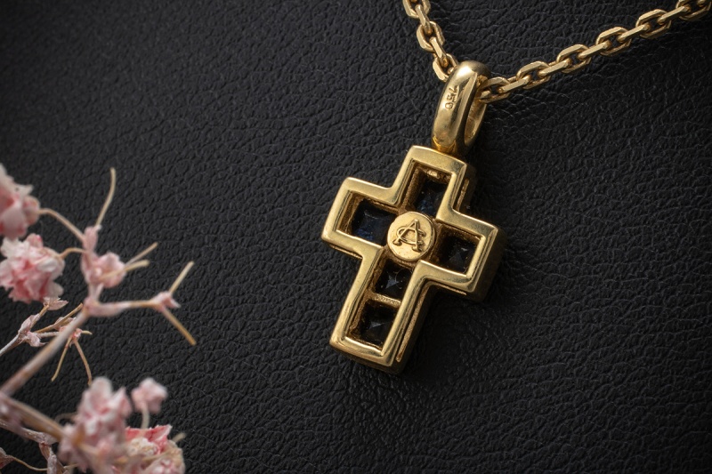 Van Cleef & Arpels Kreuz Anhänger in 750er Gold mit Saphiren und Brillanten 