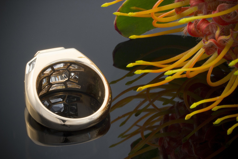 Kunstvoller Ring mit hellem Saphir & Baguette Diamanten in 750er Rotgold 