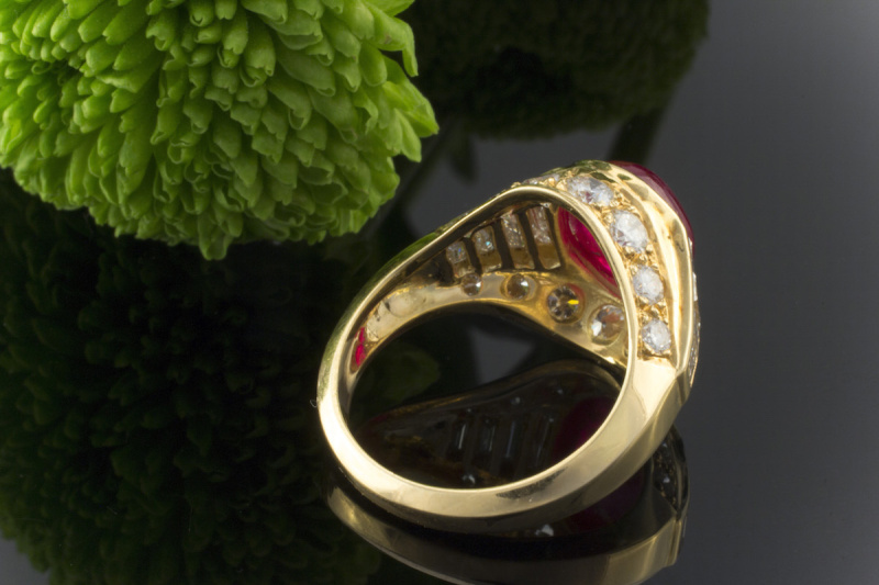Goldschmiedearbeit Ring mit Rubin Cabochon & Diamanten in 750er Gold 