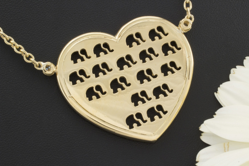 C est Laudier Collier Großes Herz mit Brillanten & Elefanten Motiv in Gelbgold 750 