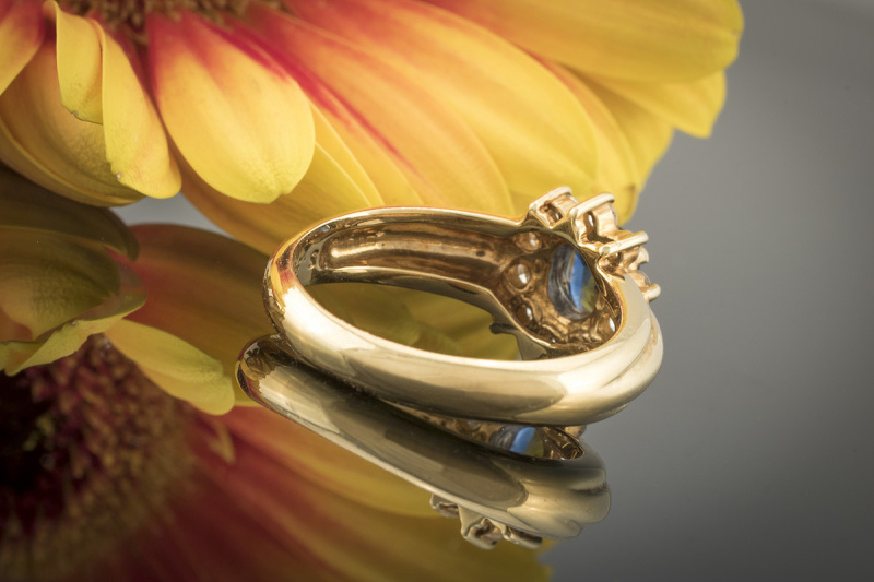 Saphir Ring Wunderschöne Farbe mit feurigen Brillanten rundum in 750er Gold 