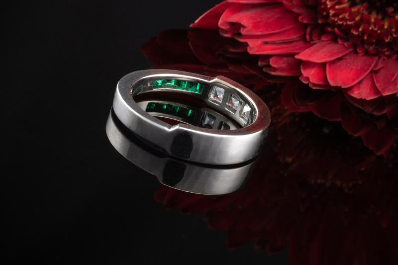 Moderner Carré Ring mit feurigen Diamanten und Smaragd in Weißgold 