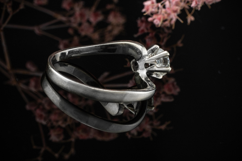 Aparter Solitär Ring mit 0,80 Carat Diamant Brillant in 750er Weißgold 