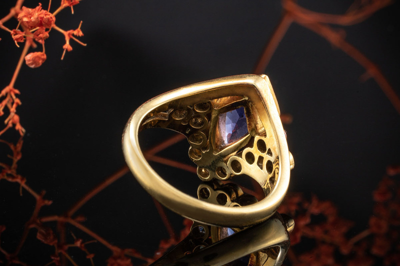 Besonderer Ring mit leuchtendem Tansanit und Top Brillanten in Gold 750 