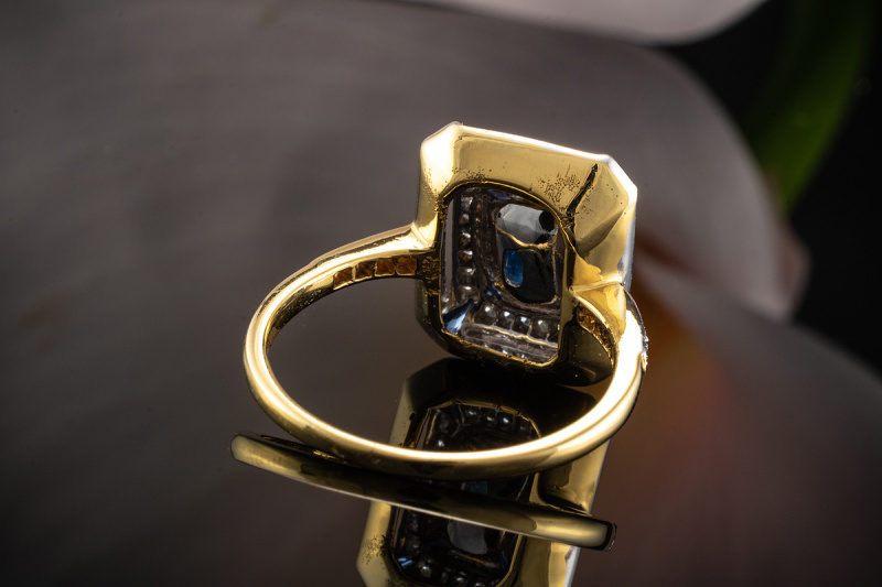 Eleganter Saphir Ring gestaltet mit Diamanten in 750er Gelbgold Weißgold 