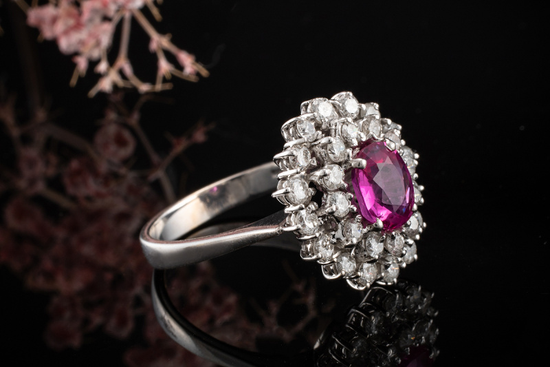 Leuchtender Ring Fancy Saphir Kräftiges Pink mit Diamanten in Weißgold 