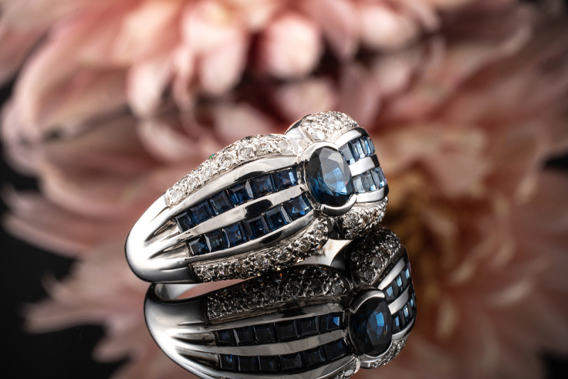 Elegantes Ring Design mit blauen Saphiren und Brillanten in Weißgold 750 