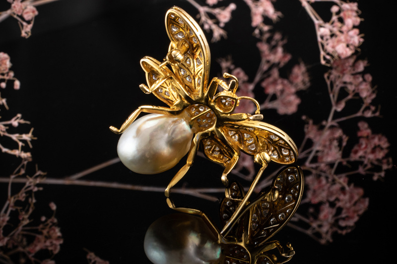 Fliege Brosche Nadel mit Perle Diamanten Brillanten Rubin 750er Gelbgold 